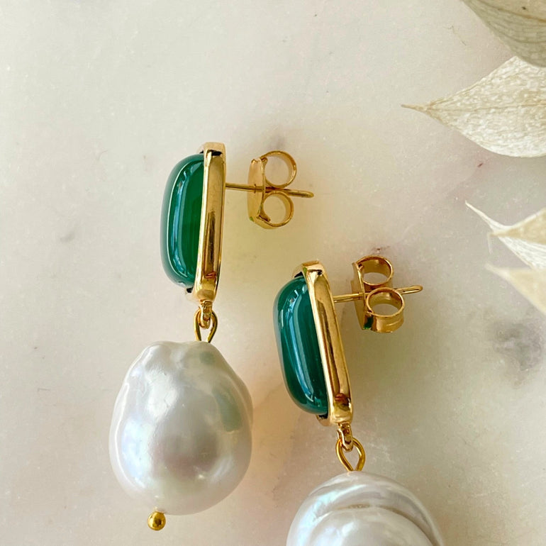 Grüne Ohrringe mit Stecker: Achat und Barockperlen. Elegantes Design aus 18 K vergoldetem Messing. Länge: 4,5 cm, Breite: 1,5 cm
