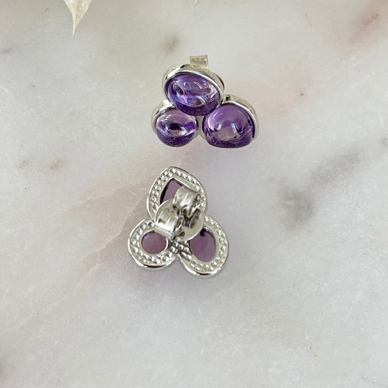 Lila Ohrringe "ALINE" mit Amethyst-Natursteinen. Stecker-Verschluss,  Breite ca. 2 cm Hochwertiges 18 K rhodiniertes Messing mit Amethysten