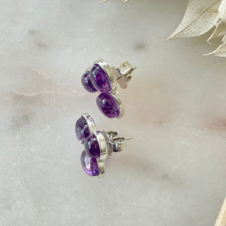 Lila Ohrringe "ALINE" mit Amethyst-Natursteinen. Stecker-Verschluss,  Breite ca. 2 cm Hochwertiges 18 K vergoldetes Messing mit Amethysten