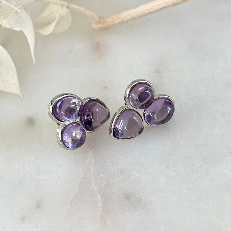 Lila Ohrringe "ALINE" mit Amethyst-Natursteinen. Stecker-Verschluss,  Breite ca. 2 cm Hochwertiges 18 K rhodiniertes Messing mit Amethysten