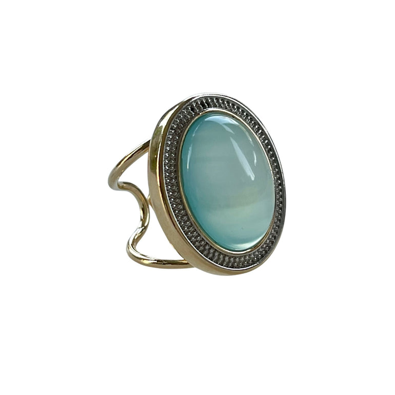 Der Ring "Mel" mit himmelblauem Achat strahlt pure Eleganz aus. Ein offener, verstellbarer Cocktailring. Dieser Ring ist perfekt für Frauen, die elegante und auffällige Stücke schätzen