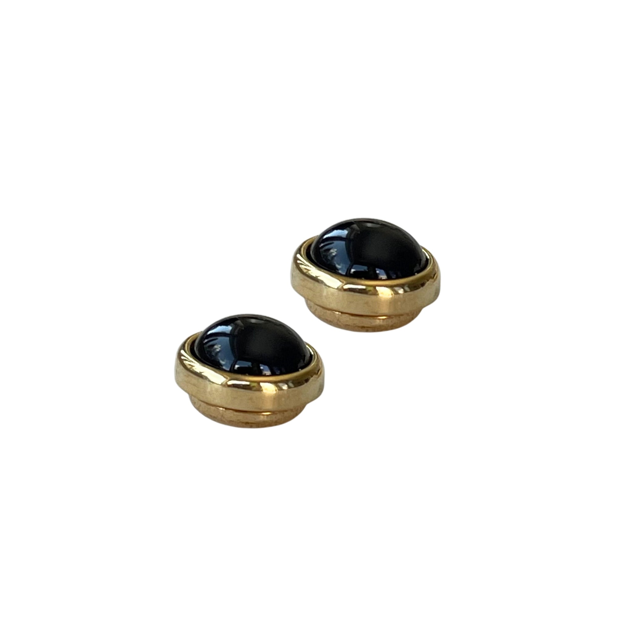 Vergoldete Ohrringe "ESTHER" mit praktischem Magnetverschluss und schwarzem Achat-Naturstein, ca. 1,2 cm Durchmesser, einfache Anwendung ohne Ohrloch, hohe Qualität und bequemer Tragekomfort, stilvolles Accessoire für jedes Outfit.