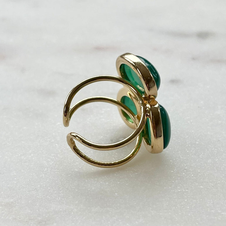 Der Ring "MARIANA" aus 18-karätiger Goldplattierung mit natürlichen grünen Achatsteinen strahlt pure Eleganz aus. Ein offener, verstellbarer Cocktailring in sattem Grün, der Eleganz verkörpert. Dieser Ring ist perfekt für Frauen, die elegante und auffallende Stücke schätzen