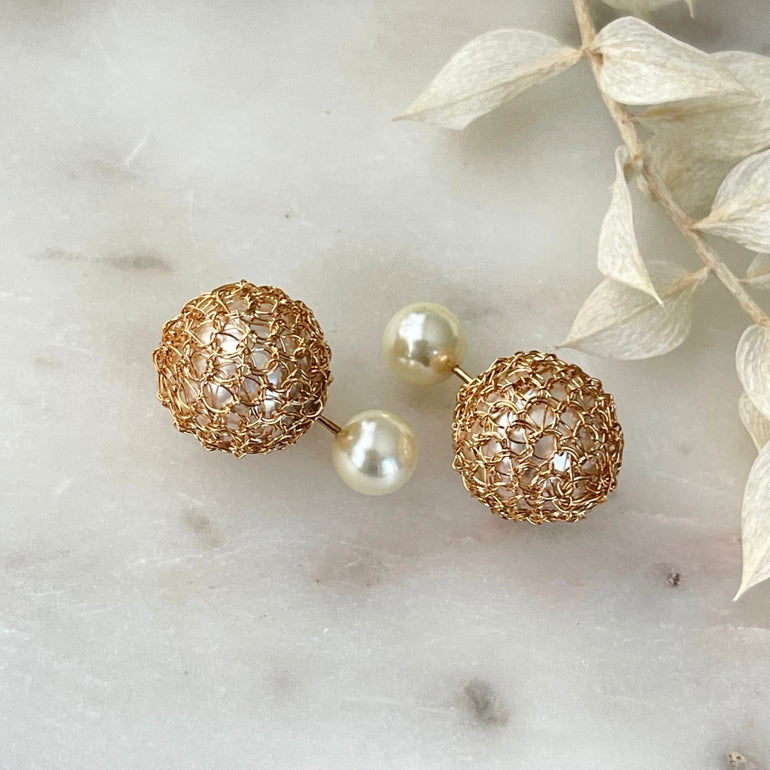 Doppel Perlen Ohrringe DIANA: Handgefertigte Eleganz mit goldüberzogenem Draht und Künstlichen Perlen. Ca. 2,0 cm Durchmesser. Zeitlos schick für jeden Anlass