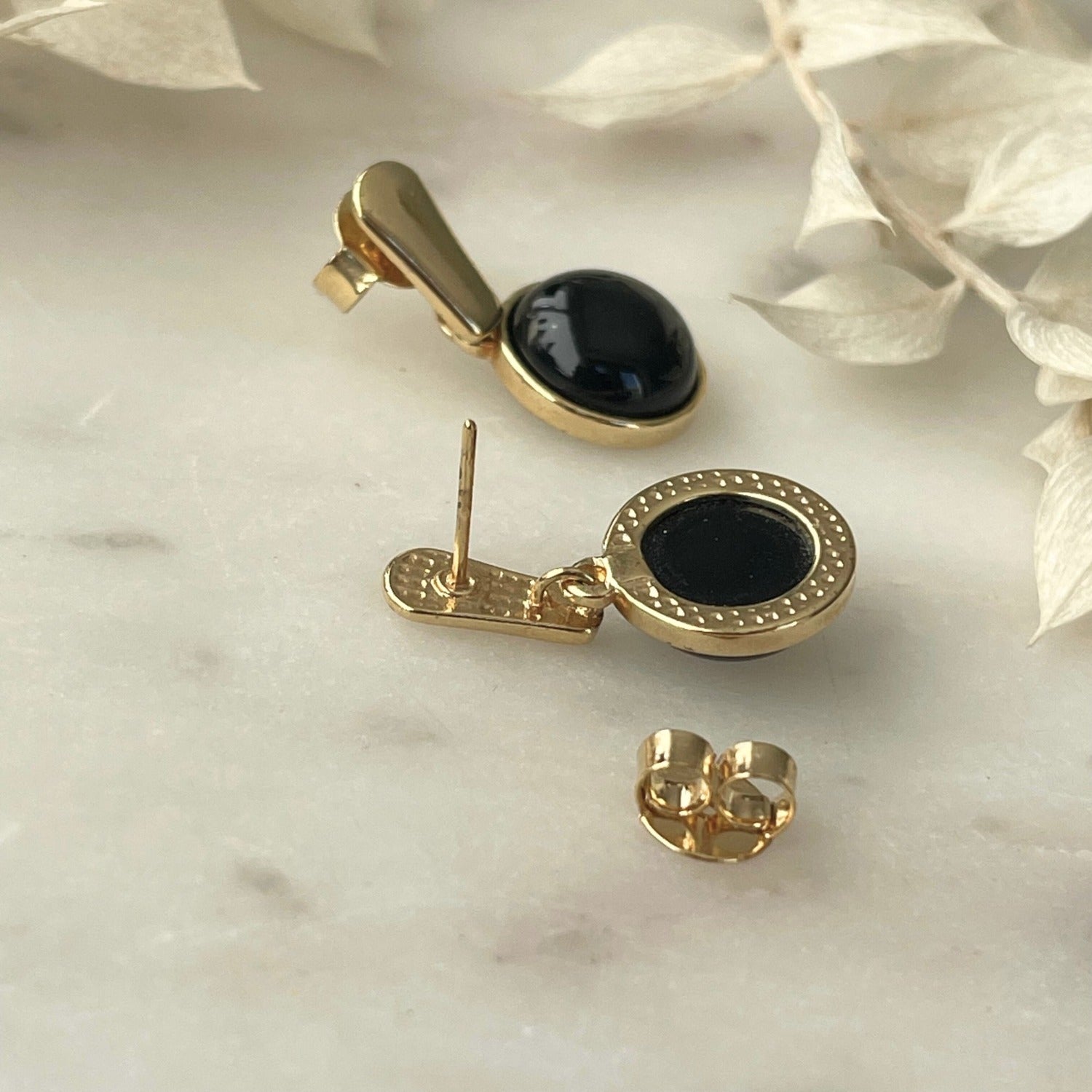 Vergoldete Ohrhänger LUNA mit schwarzem Achat, 2,6 cm Länge, Stecker-Verschluss, elegantes Design