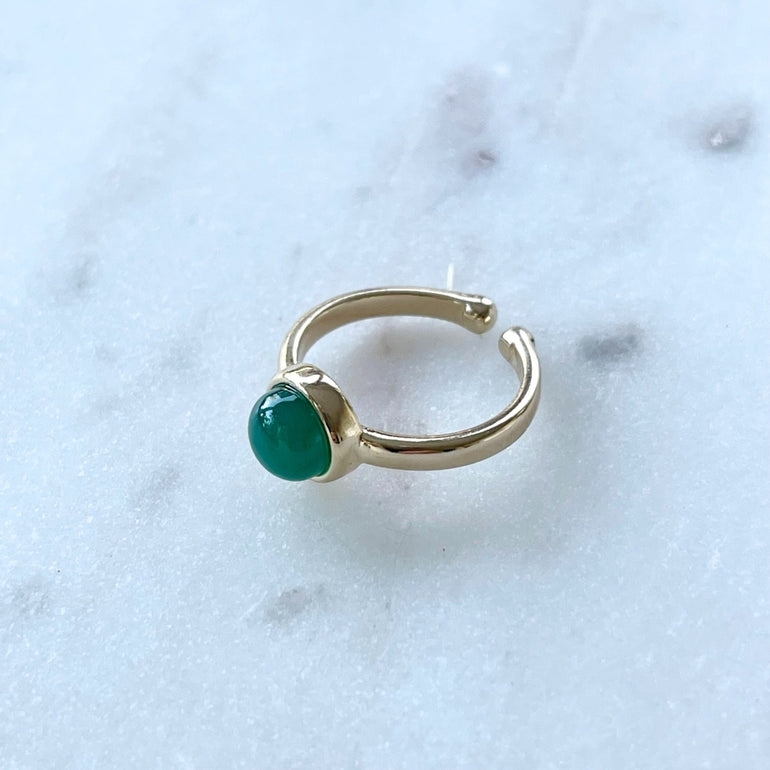 Der Ring "ADRIANA", vergoldet mit grünem Achat aus 18 K, ist besonders zart.  Ein offener Ring in leuchtendem Grün. Verstellbar.  Gefertigt aus hochwertigem 18 K vergoldetem Messing und faszinierendem Achat.