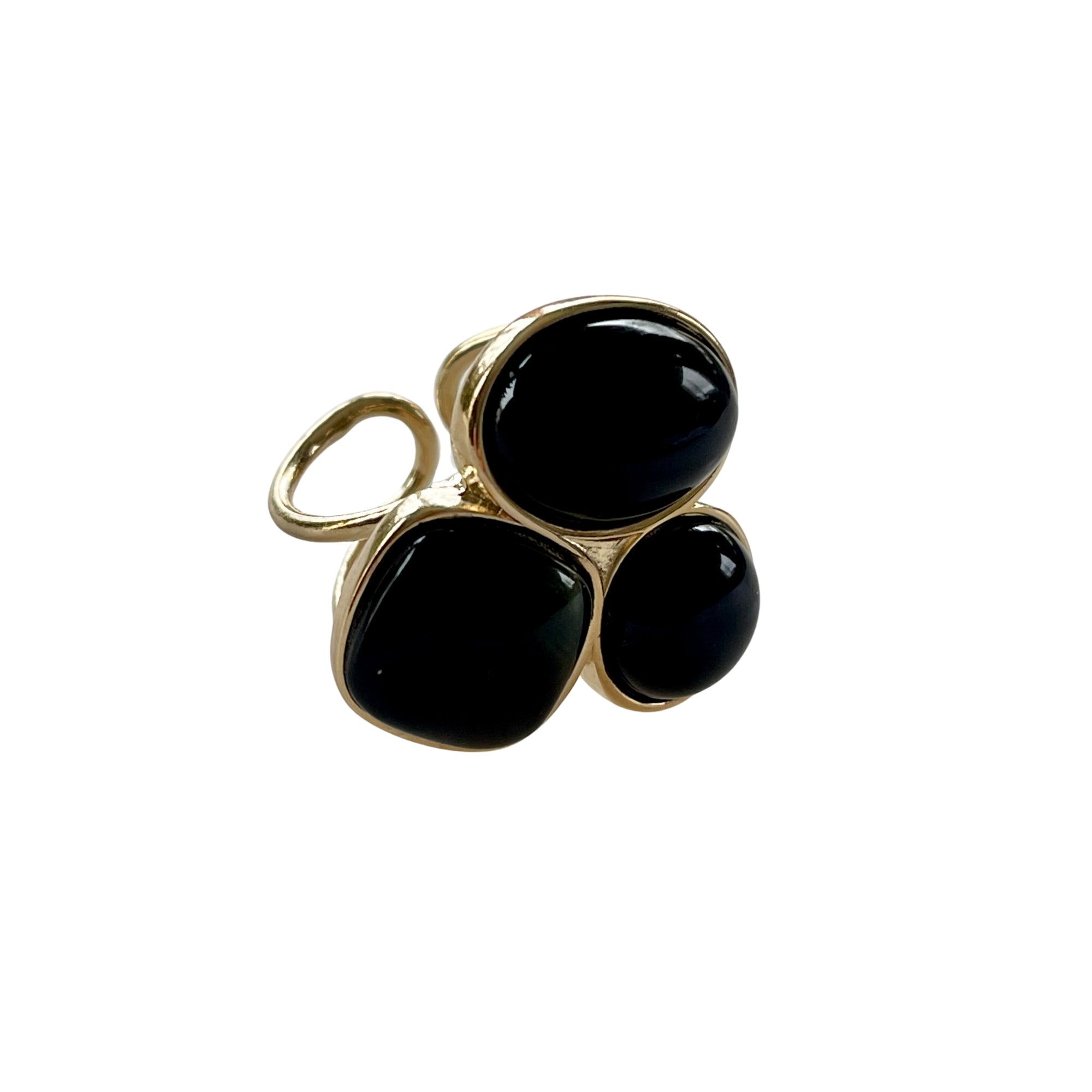 Der Ring "MARIANA" mit natürlichen schwarzen Achatsteinen strahlt pure Eleganz aus. Ein offener, verstellbarer Cocktailring. Dieser Ring ist perfekt für Frauen, die elegante und auffallende Stücke schätzen