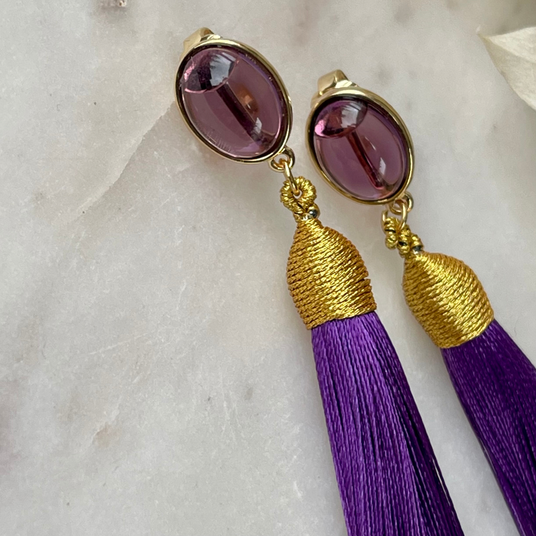 Lila Ohrringe mit Amethist und Quaste. Clip-Verschluss, Länge: 9,0 cm, Breite: 1,4 cm. Ca. 13,75 g Paargewicht. 18 K vergoldetes Messing mit natürlichen Amethyststeinen. Seltene Schönheit des violetten Amethysts, veredelt mit einer eleganten Quaste