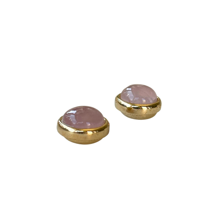 Rosenquarz Ohrringe "ESTHER": Vergoldet, magnetischer Verschluss. Durchmesser: 1,2 cm, rosa. Kein Ohrloch nötig. Hochwertig, bequem und stilvoll. Feiner Rosenquarz-Besatz.