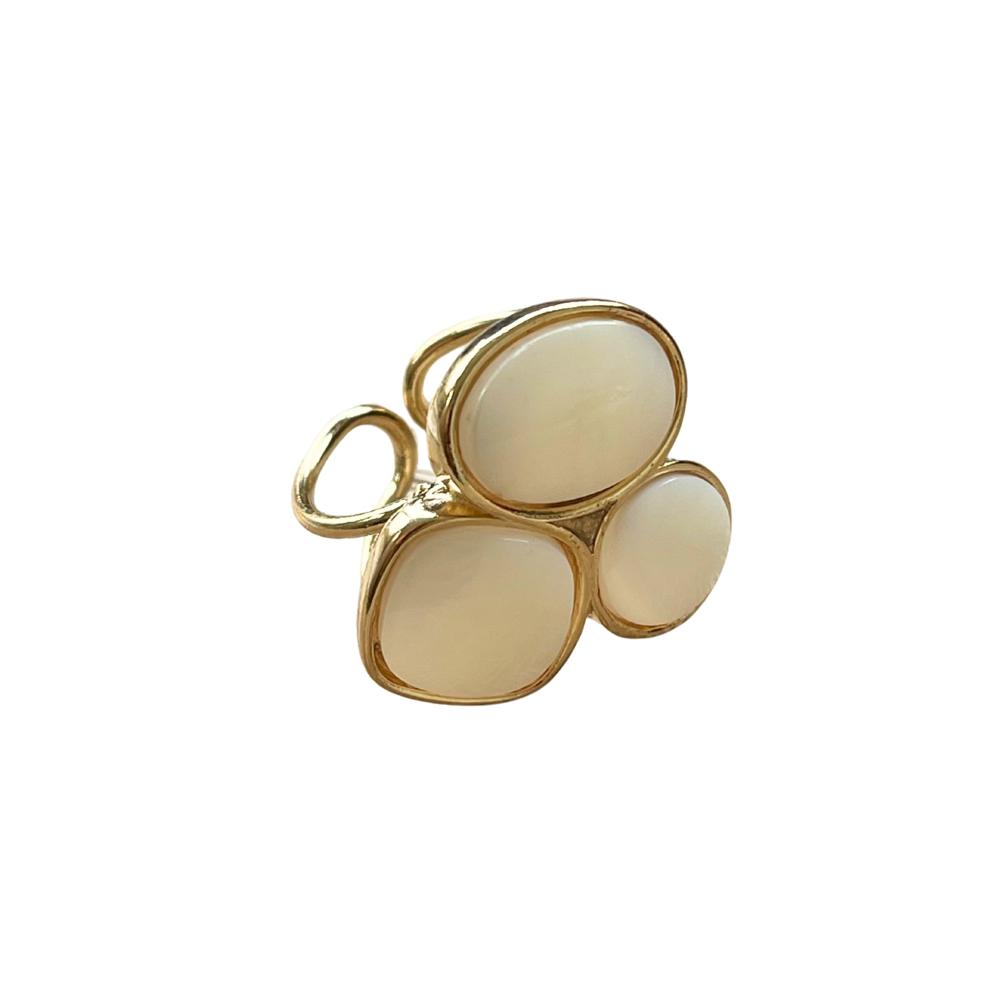 Der Ring "MARIANA" mit Perlmutt strahlt pure Eleganz aus. Ein offener, verstellbarer Cocktailring. Dieser Ring ist perfekt für Frauen, die elegante und auffallende Stücke schätzen