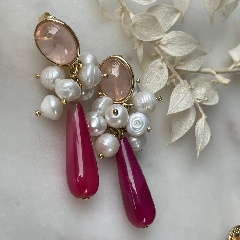 Ohrringe "LINA" mit Süßwasserperlen und Achat in Pink. Ausgestattet mit Clip-Verschluss. Farbe: Pink. Maße: Länge 6,0 cm, Breite ca. 1,2 cm. Gewicht: 29,15 g für das Paar. Gefertigt aus 18 K vergoldetem Messing, verziert mit Süßwasserperlen und Achat