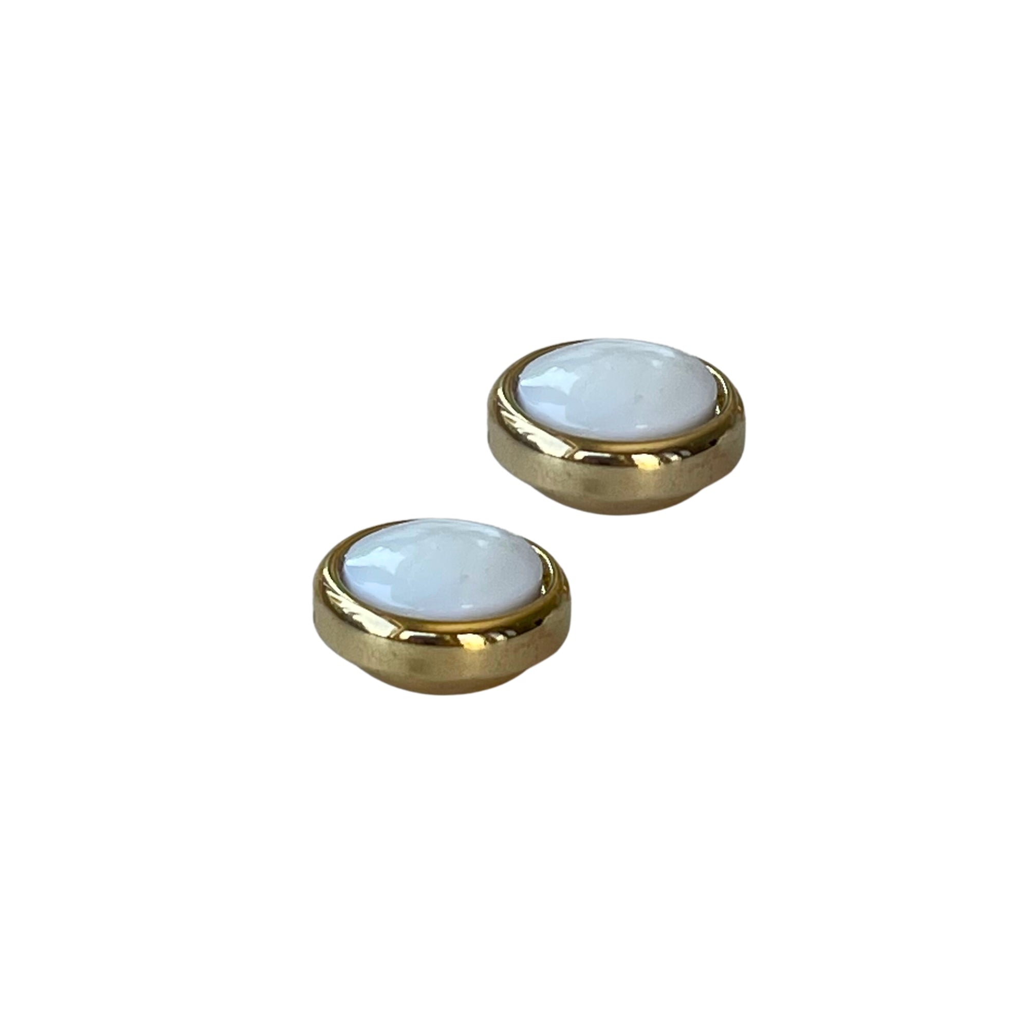 Weiße Ohrringe mit Magnetverschluss aus Perlmutt - Durchmesser: 1,2 cm - Vergoldet - Der Magnetverschluss erleichtert das Anlegen und sorgt dafür, dass der Ohrring fest im Ohr sitzt
