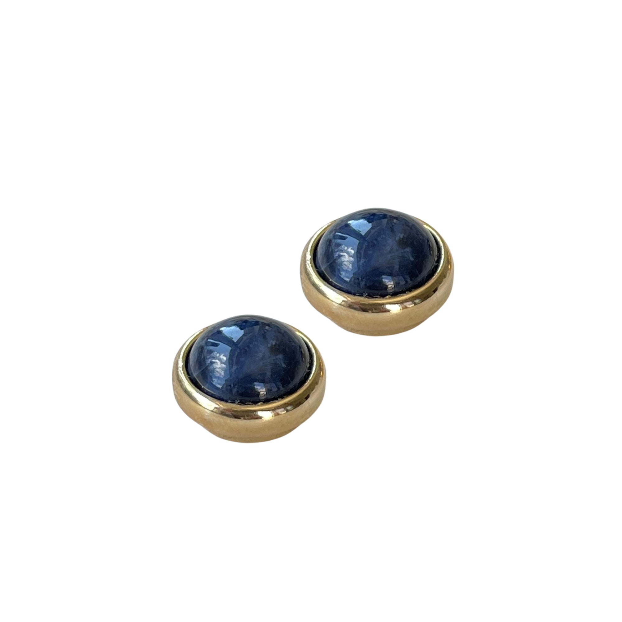 Ohrringe vergoldet mit Magnetverschluss und Naturstein Sodalith: Blauer Sodalith-Naturstein, Durchmesser ca. 1,2 cm. Die Steinfarbe variiert von tiefem Blau bis hin zu helleren Tönen mit weißen Adern.