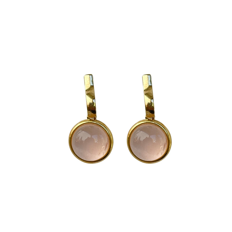 Ohrstecker "LUNA" mit Rosenquarz. Verschluss: Stecker. Maße: Länge 3,0 cm, Durchmesser 1,5 cm. Gewicht des Ohrringpaars: 6 g. Farbe: Rosa. Beliebt bei Frauen, die zarte und dennoch besondere Ohrringe mögen. Vielseitig vom Arbeitsplatz bis zur Happy Hour tragbar.