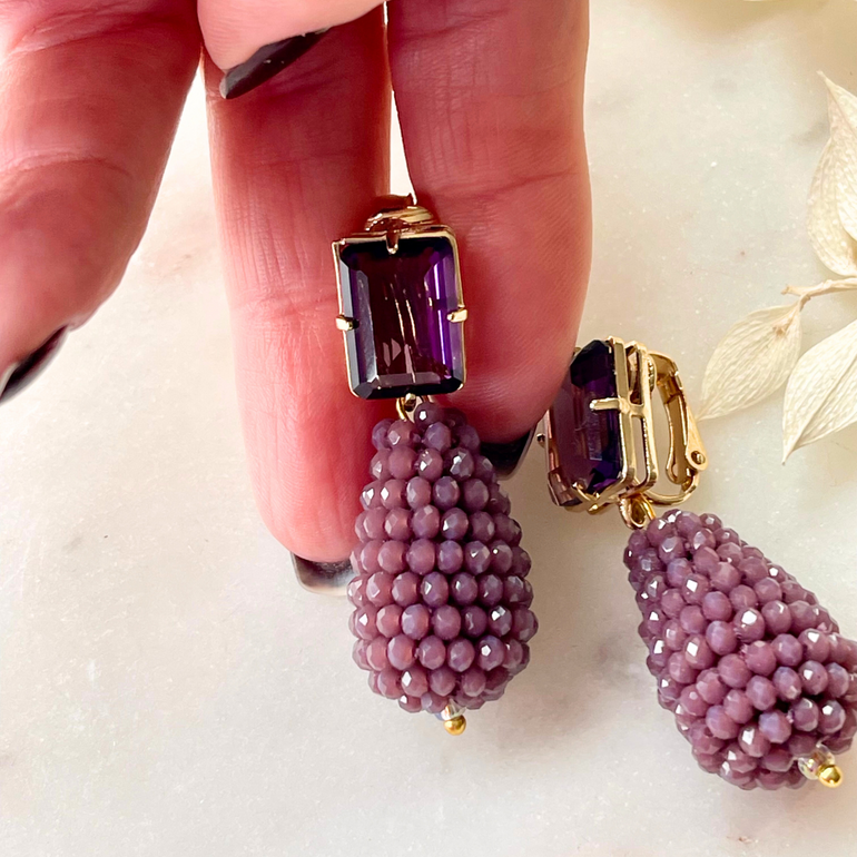 Doppelter Ohrring mit Türkis und Barockperle: Eleganter Schmuck mit Clip-Verschluss, 18 K vergoldetes Messing. Länge: 4,5 cm, Breite: 1,0 cm, Gewicht: ca. 21,64 g. Vielseitiges Design inspiriert von Queen’s Jewelry