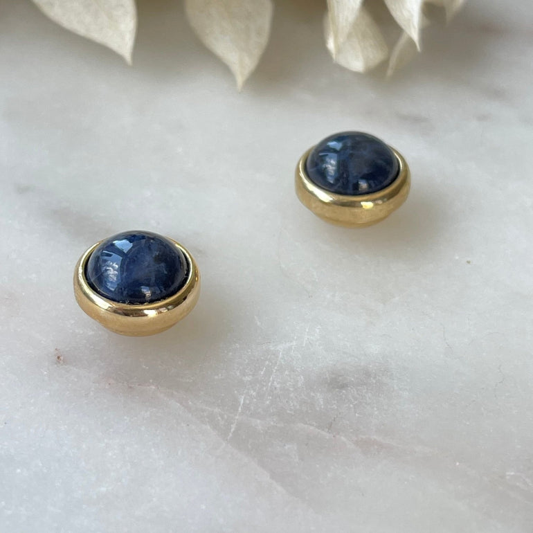 Ohrringe vergoldet mit Magnetverschluss und Naturstein Sodalith: Blauer Sodalith-Naturstein, Durchmesser ca. 1,2 cm. Die Steinfarbe variiert von tiefem Blau bis hin zu helleren Tönen mit weißen Adern.