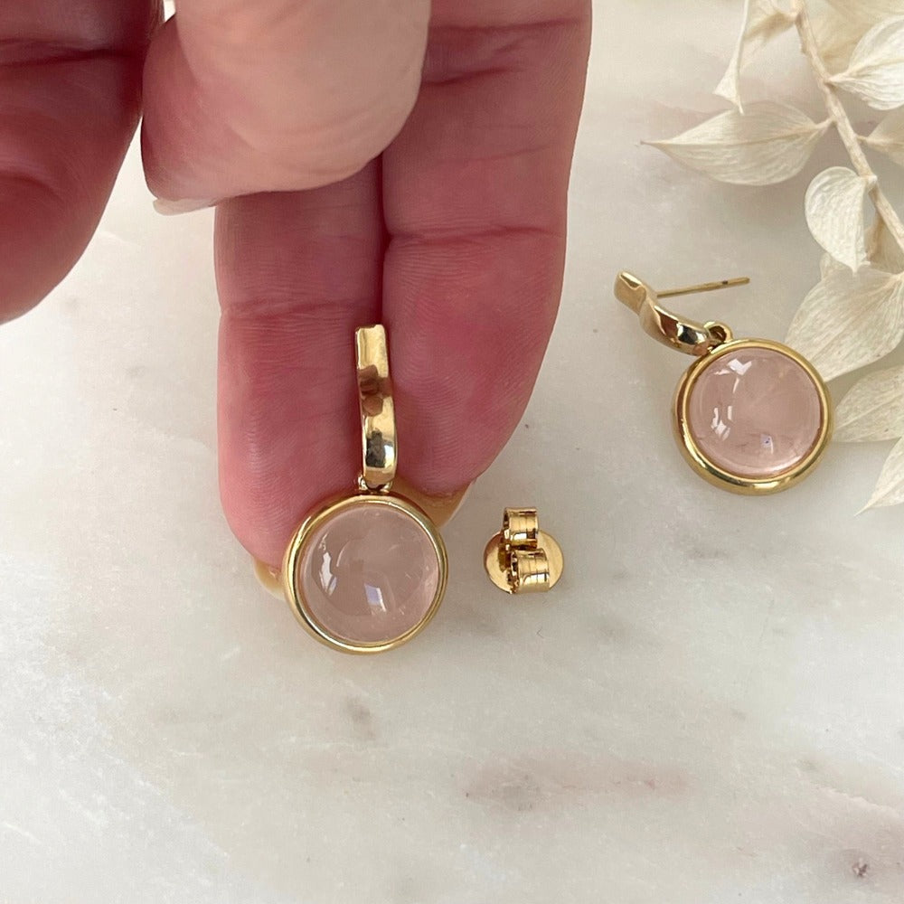 Ohrstecker "LUNA" mit Rosenquarz. Verschluss: Stecker. Maße: Länge 3,0 cm, Durchmesser 1,5 cm. Gewicht des Ohrringpaars: 6 g. Farbe: Rosa. Beliebt bei Frauen, die zarte und dennoch besondere Ohrringe mögen. Vielseitig vom Arbeitsplatz bis zur Happy Hour tragbar.