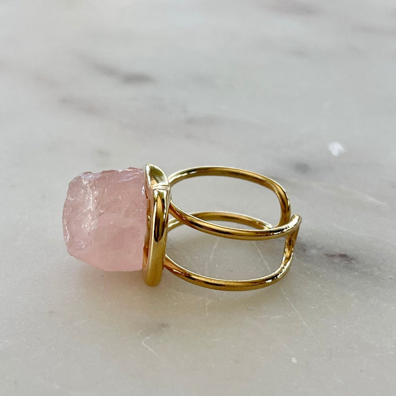 Der Ring "ÉRIKA", vergoldet mit 18 K Rosenquarz, ist ein unverwechselbares Stück.  Ein offener Cocktailring in transparentem Design. Verstellbar.  Hergestellt aus hochwertigem 18 K vergoldetem Messing mit Quarz. Perfekt für Frauen, die besondere und einzigartige Stücke zu schätzen wissen