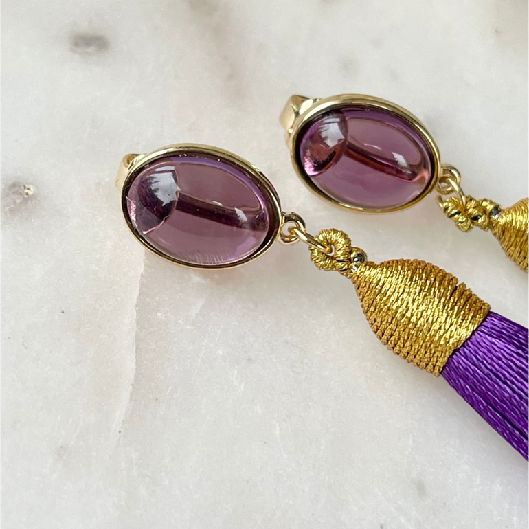 Lila Ohrringe mit Amethist und Quaste. Clip-Verschluss, Länge: 9,0 cm, Breite: 1,4 cm. Ca. 13,75 g Paargewicht. 18 K vergoldetes Messing mit natürlichen Amethyststeinen. Seltene Schönheit des violetten Amethysts, veredelt mit einer eleganten Quaste