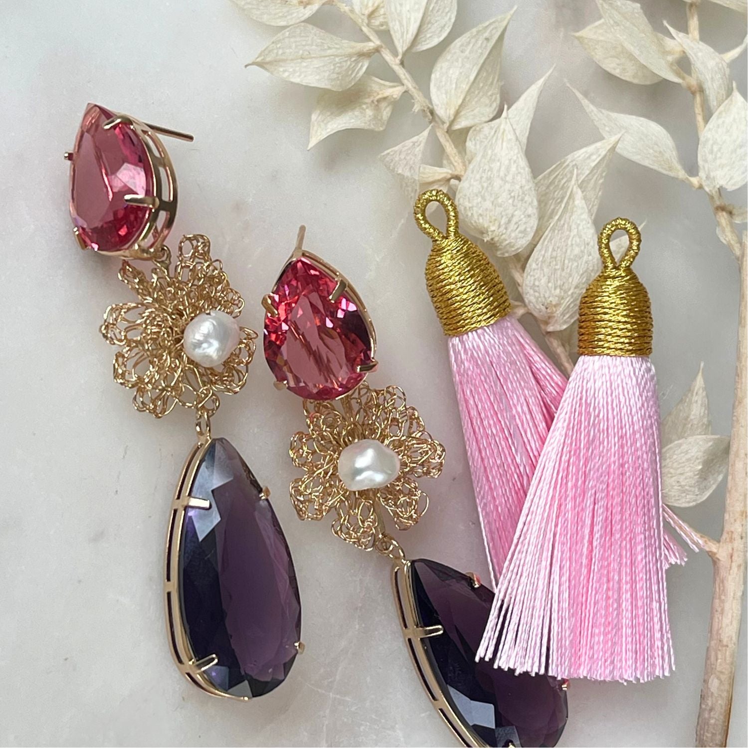 Ohrringe GIVERNY mit rosa und lila Kristallen und Quasten - Alessandra Schmidt Jewelry