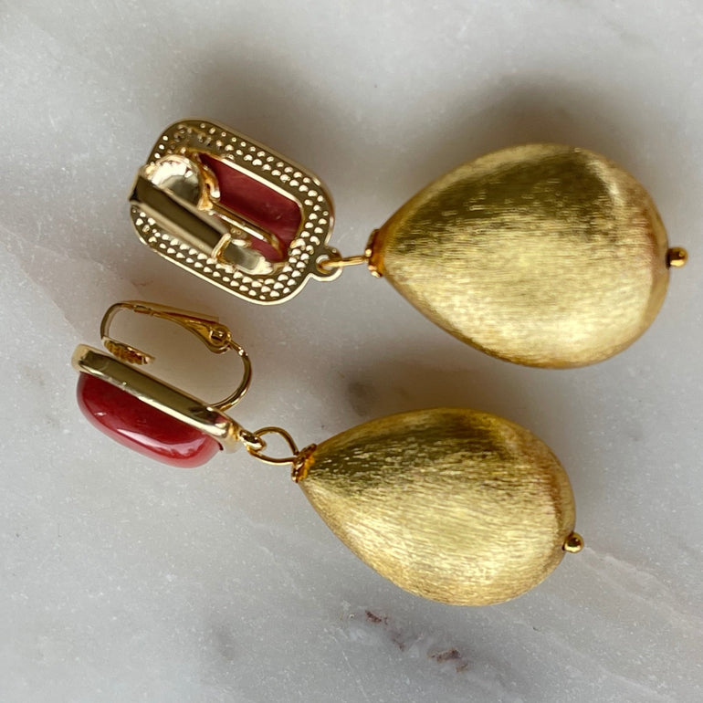 Ohrclips BELLA: Zeitlose Eleganz mit Howlith. Clip-Verschluss, 18 K vergoldetes Messing. Perfekte Kombination aus Gold und Koralle. Länge 5,5 cm, Breite 1,5 cm.