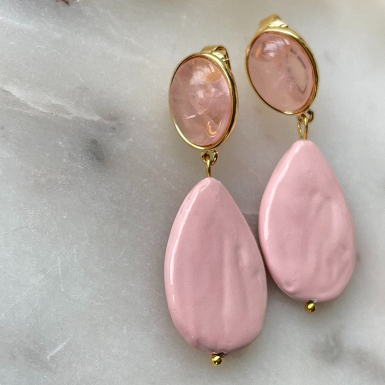 Ohrclips mit Rosenquarz: Klassische Eleganz trifft auf zeitlose Schönheit - Länge ca. 5,5 cm -Naturstein Quarz in seiner reinsten Form - Perfekte Wahl für formelle Anlässe und lässige Looks, vom Alltag bis zu besonderen Veranstaltungen