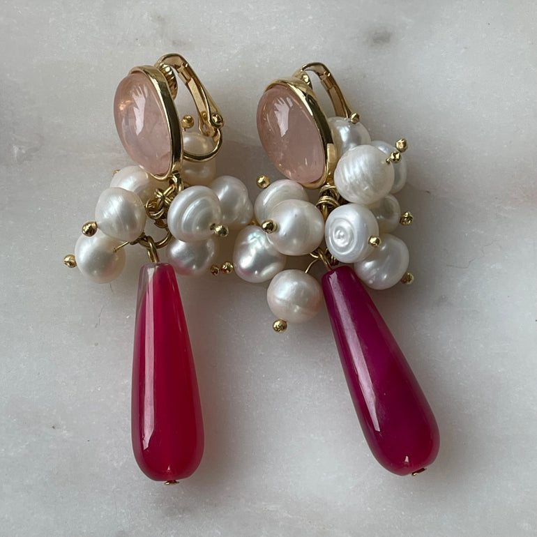 Ohrringe "LINA" mit Süßwasserperlen und Achat in Pink. Ausgestattet mit Clip-Verschluss. Farbe: Pink. Maße: Länge 6,0 cm, Breite ca. 1,2 cm. Gewicht: 29,15 g für das Paar. Gefertigt aus 18 K vergoldetem Messing, verziert mit Süßwasserperlen und Achat