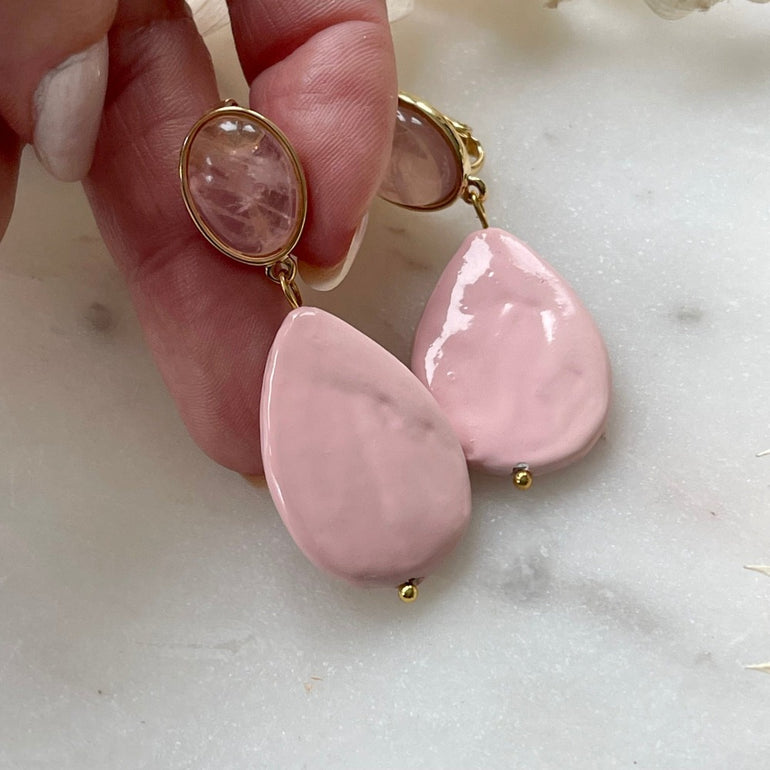 Ohrclips mit Rosenquarz: Klassische Eleganz trifft auf zeitlose Schönheit - Länge ca. 5,5 cm -Naturstein Quarz in seiner reinsten Form - Perfekte Wahl für formelle Anlässe und lässige Looks, vom Alltag bis zu besonderen Veranstaltungen