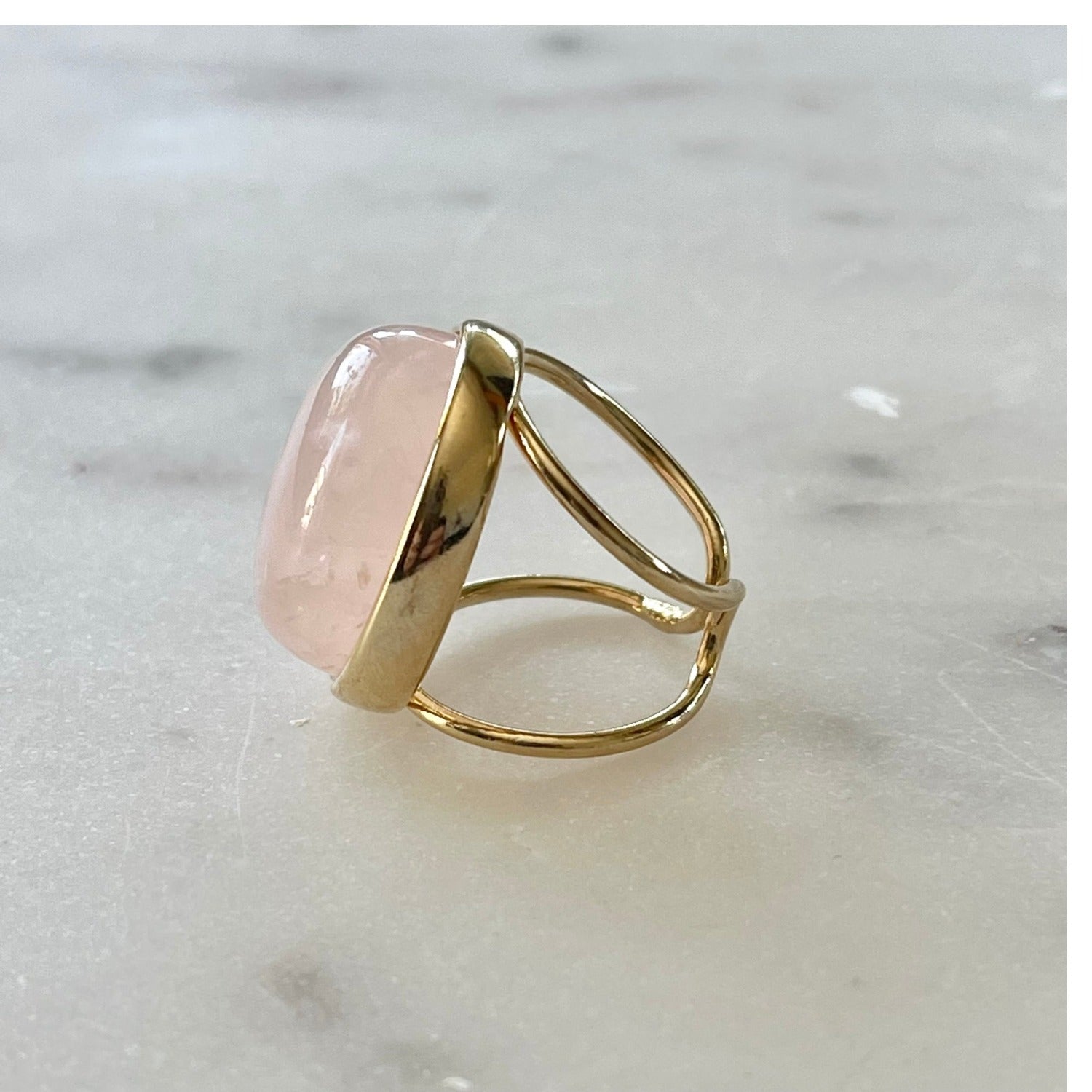 Der Ring "MARIANA" mit natürlichen rosa Quarzsteinen strahlt pure Eleganz aus. Ein offener, verstellbarer Cocktailring in zartem Rosa, der Eleganz verkörpert. Dieser Ring ist perfekt für Frauen, die elegante und auffallende Stücke schätzen