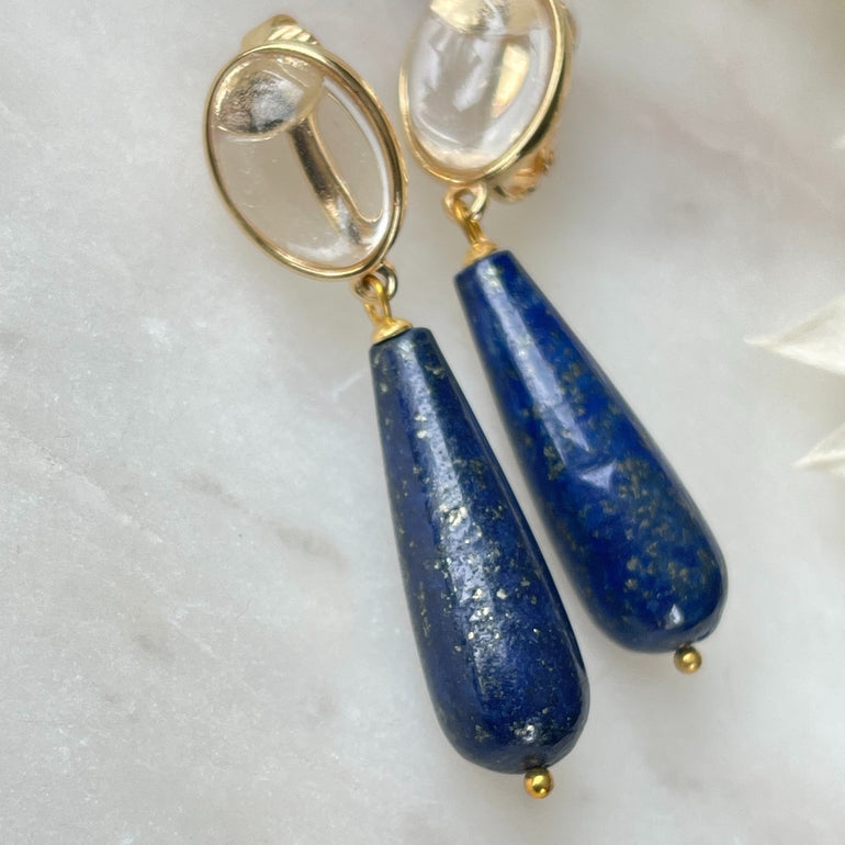Ohrclips EMMA: Bergkristall und Sodalith in perfekter Harmonie - Mit Clip-Verschluss für bequemes Tragen - Maße: Länge 5,2 cm, Breite 1,3 cm - Leichtgewicht von ca. 16,70 g pro Paar - Hochwertiges 18 K vergoldetes Messing 