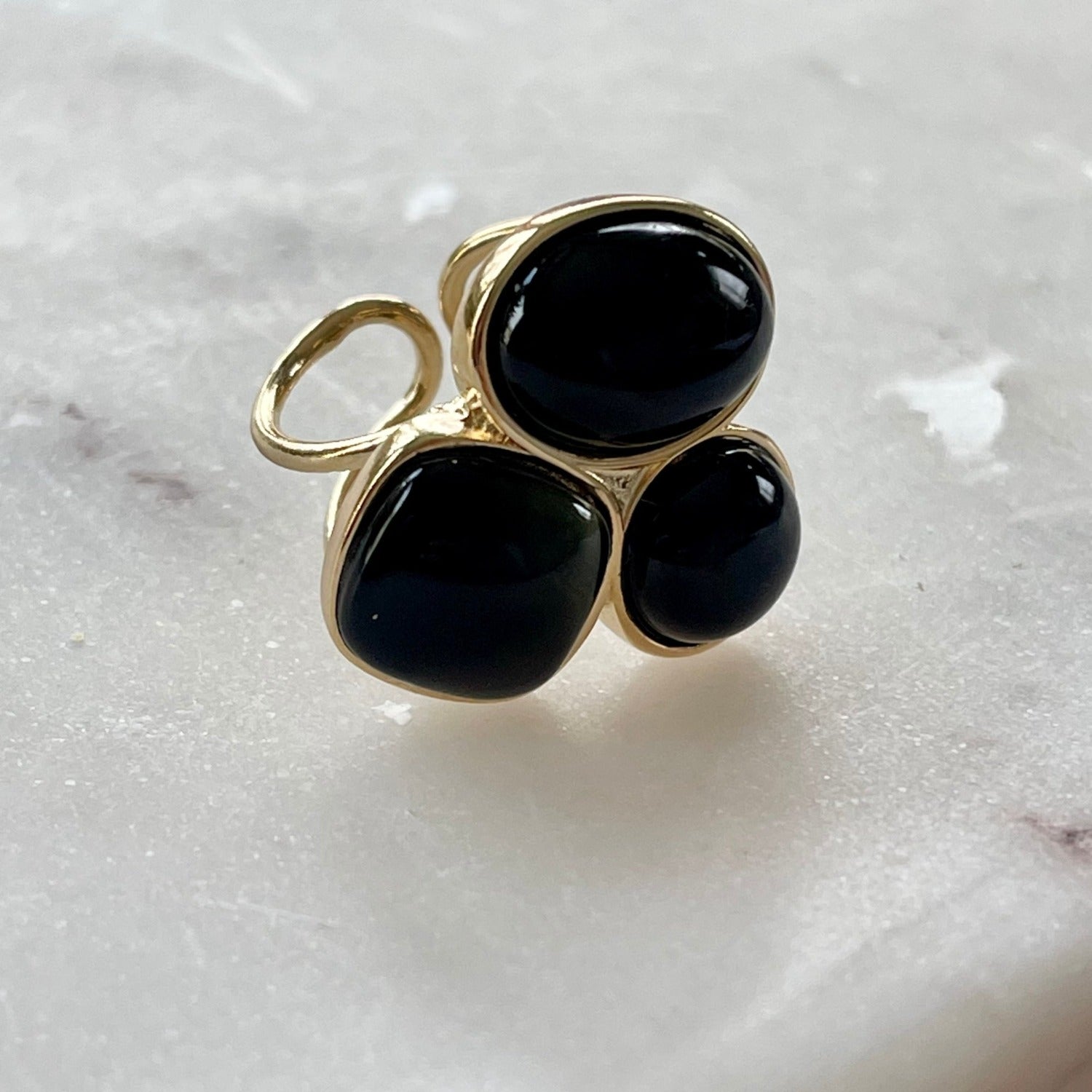 Der Ring "MARIANA" mit natürlichen schwarzen Achatsteinen strahlt pure Eleganz aus. Ein offener, verstellbarer Cocktailring. Dieser Ring ist perfekt für Frauen, die elegante und auffallende Stücke schätzen