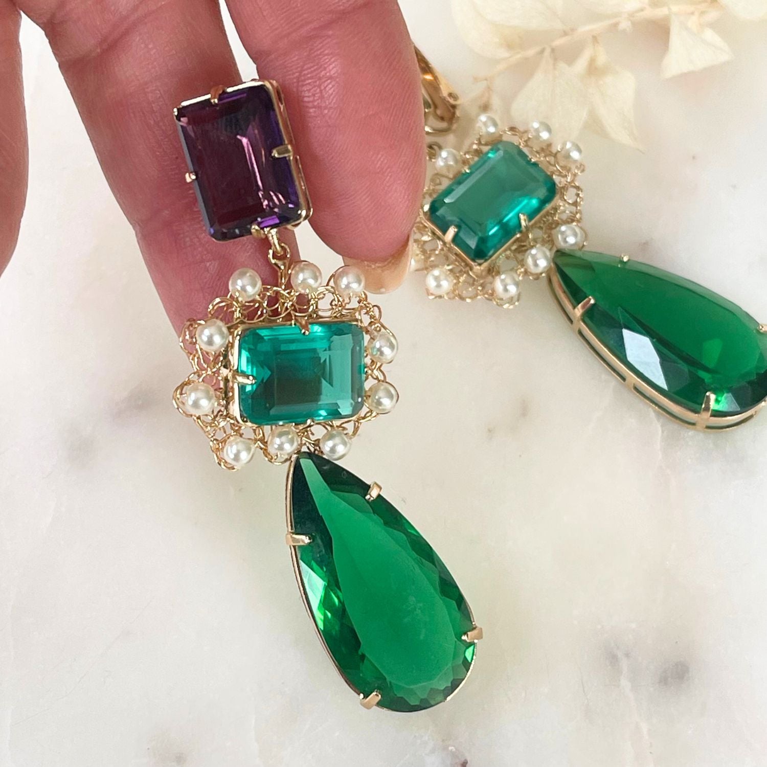 Ohrclip JARDIN D'EAU  mit lila und grünen Kristallen - Eleganter und vielseitiger Schmuck - Alessandra Schmidt Jewelry