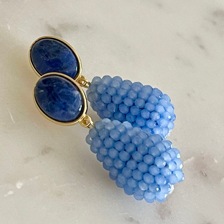 Hortensie Ohrringe CHARLOTTE: Sodalith und Krystal, elegante Clips. Tragekomfort dank Clip-Verschluss, Länge: 4,5 cm, Breite: 1,3 cm. Einzigartige Sodalith-Steine für Ruhe und Gelassenheit. Elegantes 18 K vergoldetes Messing