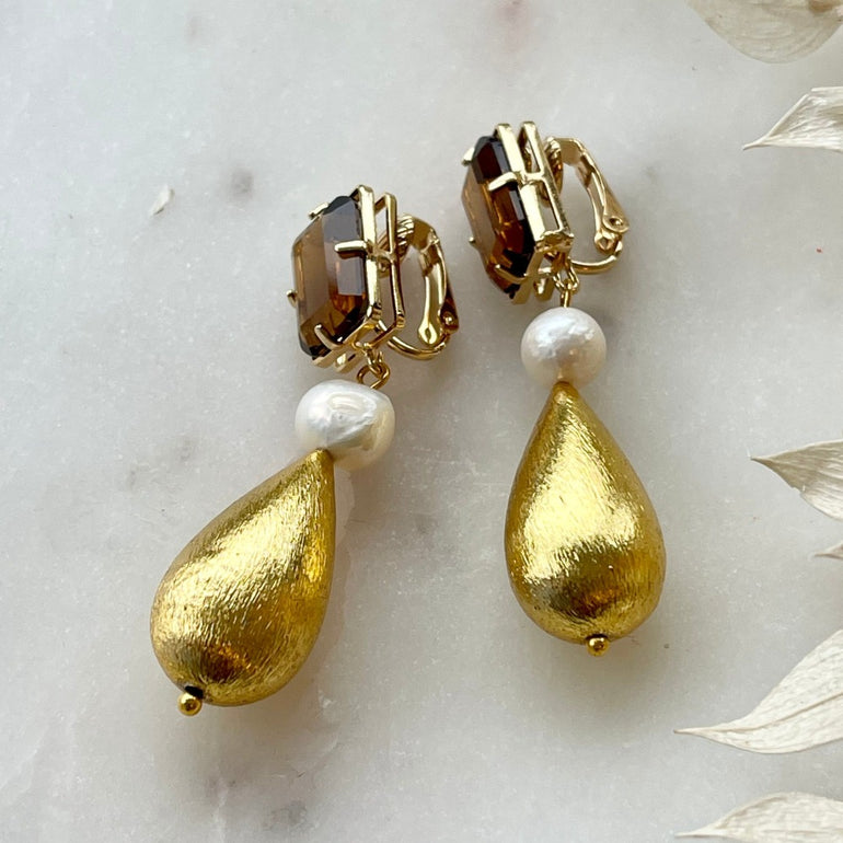 Ohrclips "MARY" mit Kristallen Citrin und Süßwasser-Perlen - Mit Clip-Verschluss - Maße: Länge ca. 5,0 cm, Breite ca. 1,5 cm - Gewicht: ca. 12,58 g pro Paar - Gefertigt aus 18 K vergoldetem Messing, verziert mit Kristallen und Süßwasser-Perlen - Farbkombination: Citrin und Gold
