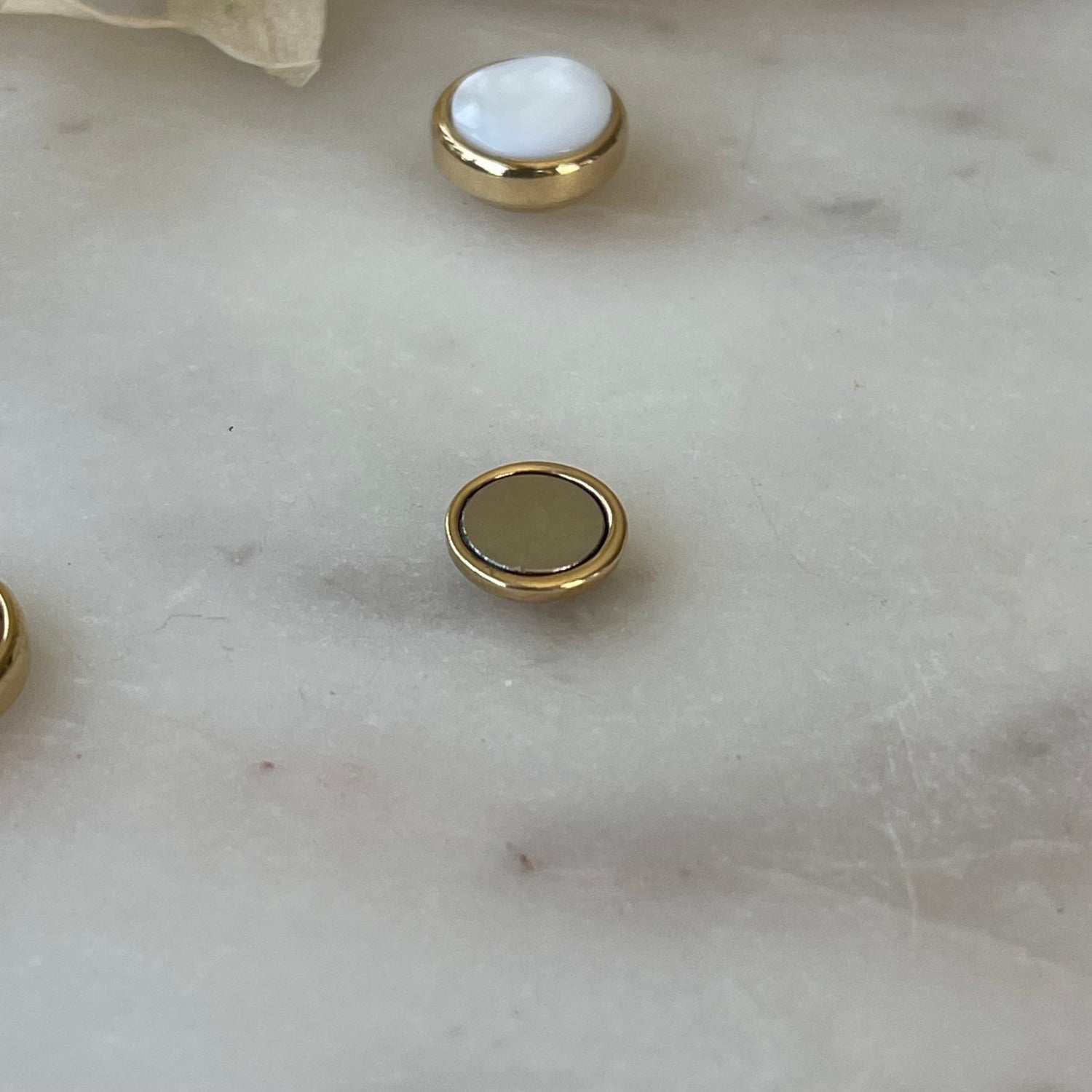 Weiße Ohrringe mit Magnetverschluss aus Perlmutt - Durchmesser: 1,2 cm - Vergoldet - Der Magnetverschluss erleichtert das Anlegen und sorgt dafür, dass der Ohrring fest im Ohr sitzt