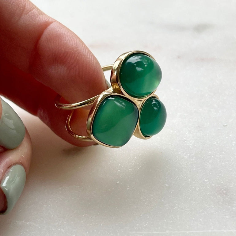 Der Ring "MARIANA" aus 18-karätiger Goldplattierung mit natürlichen grünen Achatsteinen strahlt pure Eleganz aus. Ein offener, verstellbarer Cocktailring in sattem Grün, der Eleganz verkörpert. Dieser Ring ist perfekt für Frauen, die elegante und auffallende Stücke schätzen
