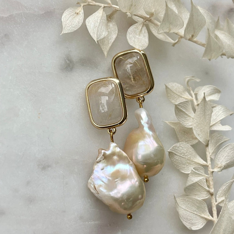 Die "ELLA" Ohrclips mit Rutil-Stein und Barockperlen verkörpern Eleganz und Natürlichkeit. Clip-Verschluss für Komfort. Länge: 4,5 cm, Breite: 1,4 cm (variiert aufgrund natürlicher Perlen). Gewicht: ca. 25,50 g/Paar.  Ein harmonisches Zusammenspiel von Natur und Stil.