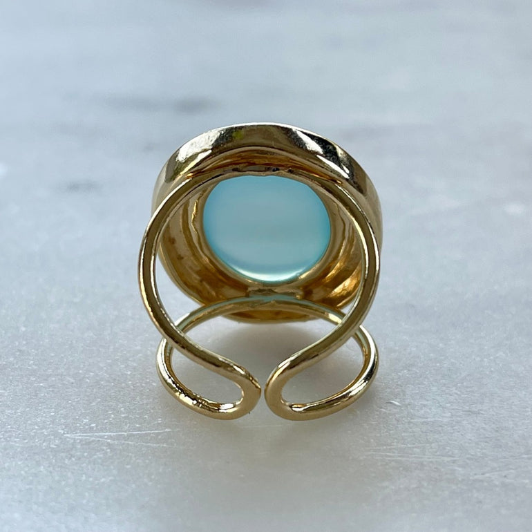 Der Ring "Mel" mit himmelblauem Achat strahlt pure Eleganz aus. Ein offener, verstellbarer Cocktailring. Dieser Ring ist perfekt für Frauen, die elegante und auffällige Stücke schätzen