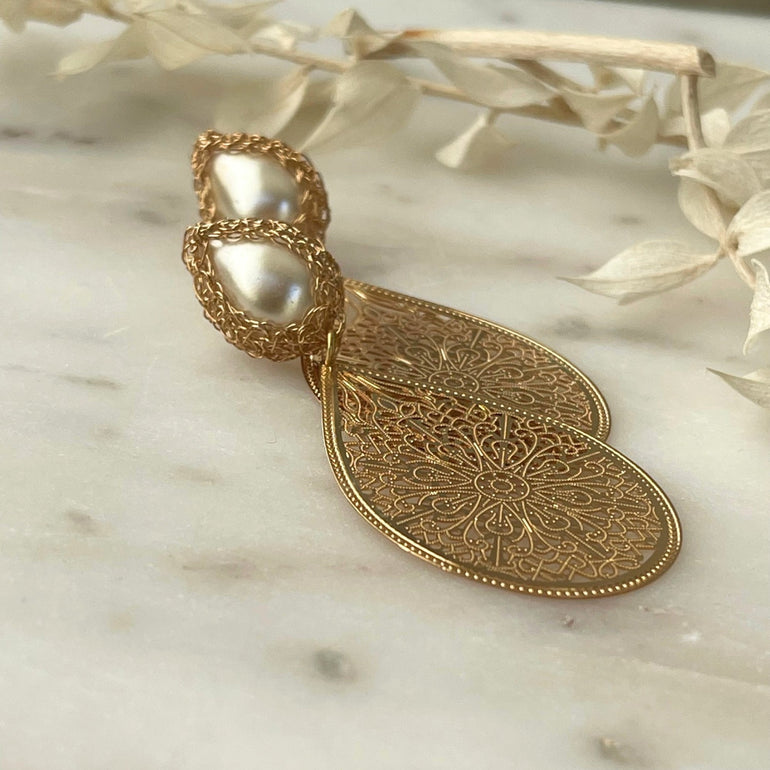 Ohrhänger "FABRICIA" mit künstlichen Perlen - 18 K vergoldetes Messing - Länge: 7,2 cm - Mit Stecker-Verschluss - Filigraner Anhänger