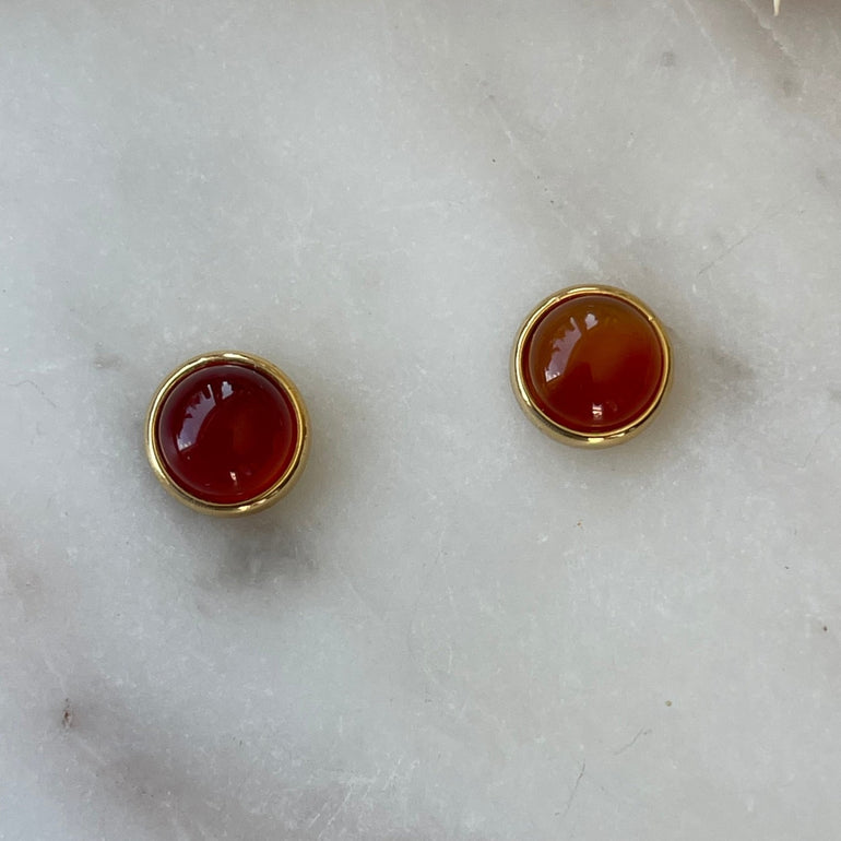 Magnetische 'ESTHER' Ohrringe: Vergoldet mit Rotbraunem Achat Durchmesser: 1,2 cm Magnetverschluss, kein Ohrloch nötig. Hochwertige, praktische Ohrringe für jedes Outfit