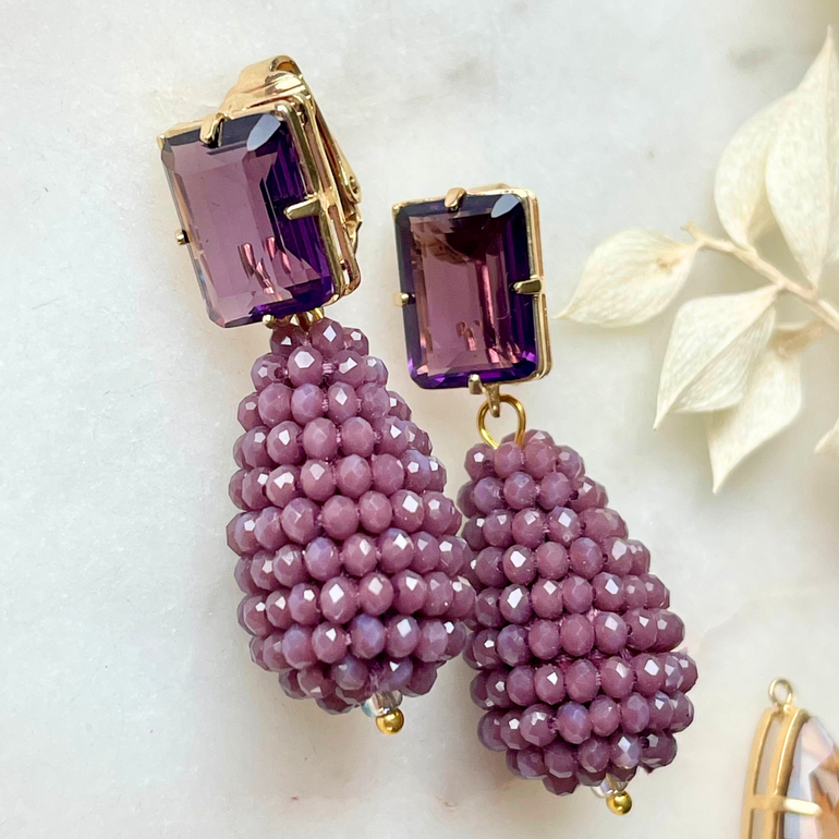Doppelter Ohrring mit Türkis und Barockperle: Eleganter Schmuck mit Clip-Verschluss, 18 K vergoldetes Messing. Länge: 4,5 cm, Breite: 1,0 cm, Gewicht: ca. 21,64 g. Vielseitiges Design inspiriert von Queen’s Jewelry