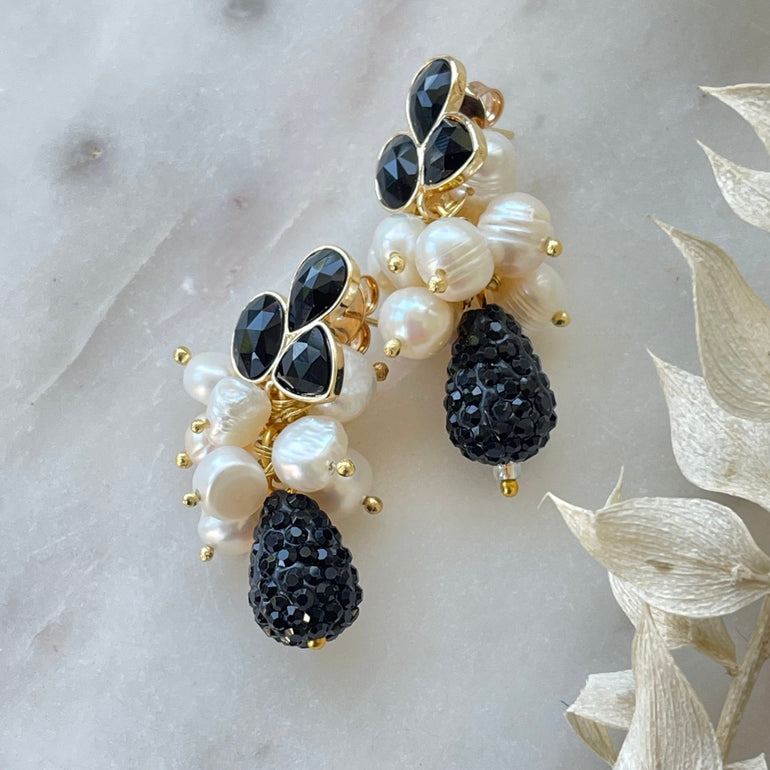 Ohrringe "ANDREA" mit Süßwasserperlen, Stecker-Verschluss, elegante Farbkombination aus Schwarz und Perlenton, Länge: 5 cm, hochwertiges 18 K vergoldetes Messing mit verzierten Süßwasserperlen