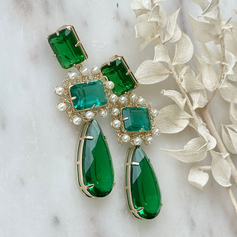 Vielseitige Ohrringe "JARDIN D'EAU" mit grünen Kristallen - 2 Verwendungsoptionen - Mit Stecken-Verschluss - Länge: 6,9 cm, Breite: 1,1 cm - 18 K vergoldetes Messing mit Kristallen - Farbe: Smaragd - Perfekte Ergänzung für verschiedene Outfits und Anlässe