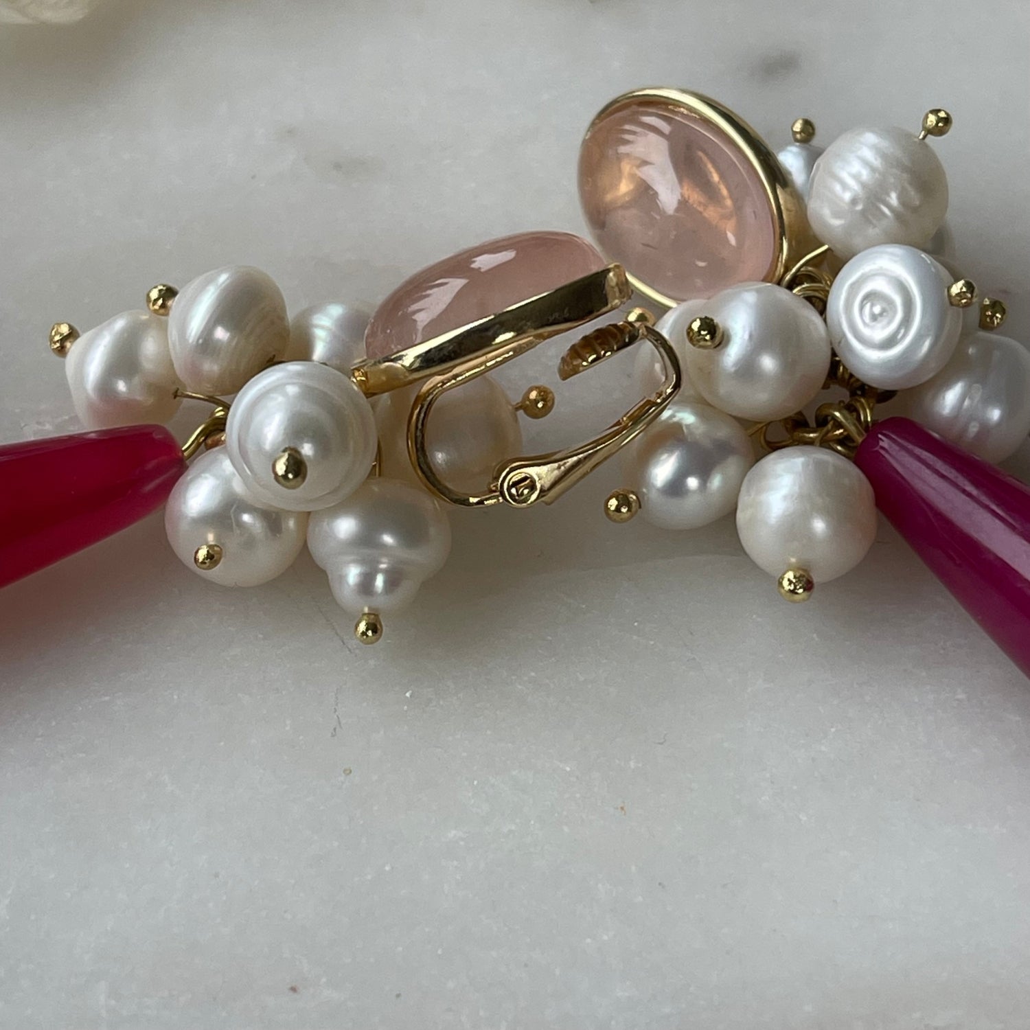 Ohrringe "LINA" mit Süßwasserperlen und Achat in Pink. Ausgestattet mit Clip-Verschluss. Farbe: Pink. Maße: Länge 6,0 cm, Breite ca. 1,2 cm. Gewicht: 29,15 g für das Paar. Gefertigt aus 18 K vergoldetem Messing, verziert mit Süßwasserperlen und Achat