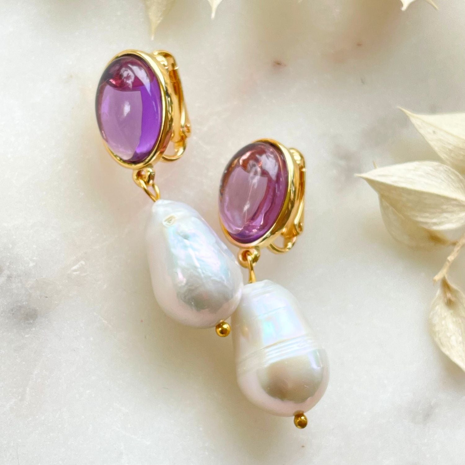 Ohrclips ALEX mit Amethist und Barockperlen - Alessandra Schmidt Jewelry
