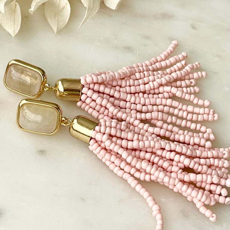 Extravagante Ohrringe "JULIANA" mit Rutilquarz - Statement-Design - Mit Clip-Verschluss - Farbe: Rosa - Länge: 9,8 cm, Breite: 1,3 cm. Rutilquarz steht für einzigartige Einschlüsse und faszinierende visuelle Effekte - Perfekte Kombination aus Raffinesse und Extravaganz - Geeignet für besondere Anlässe