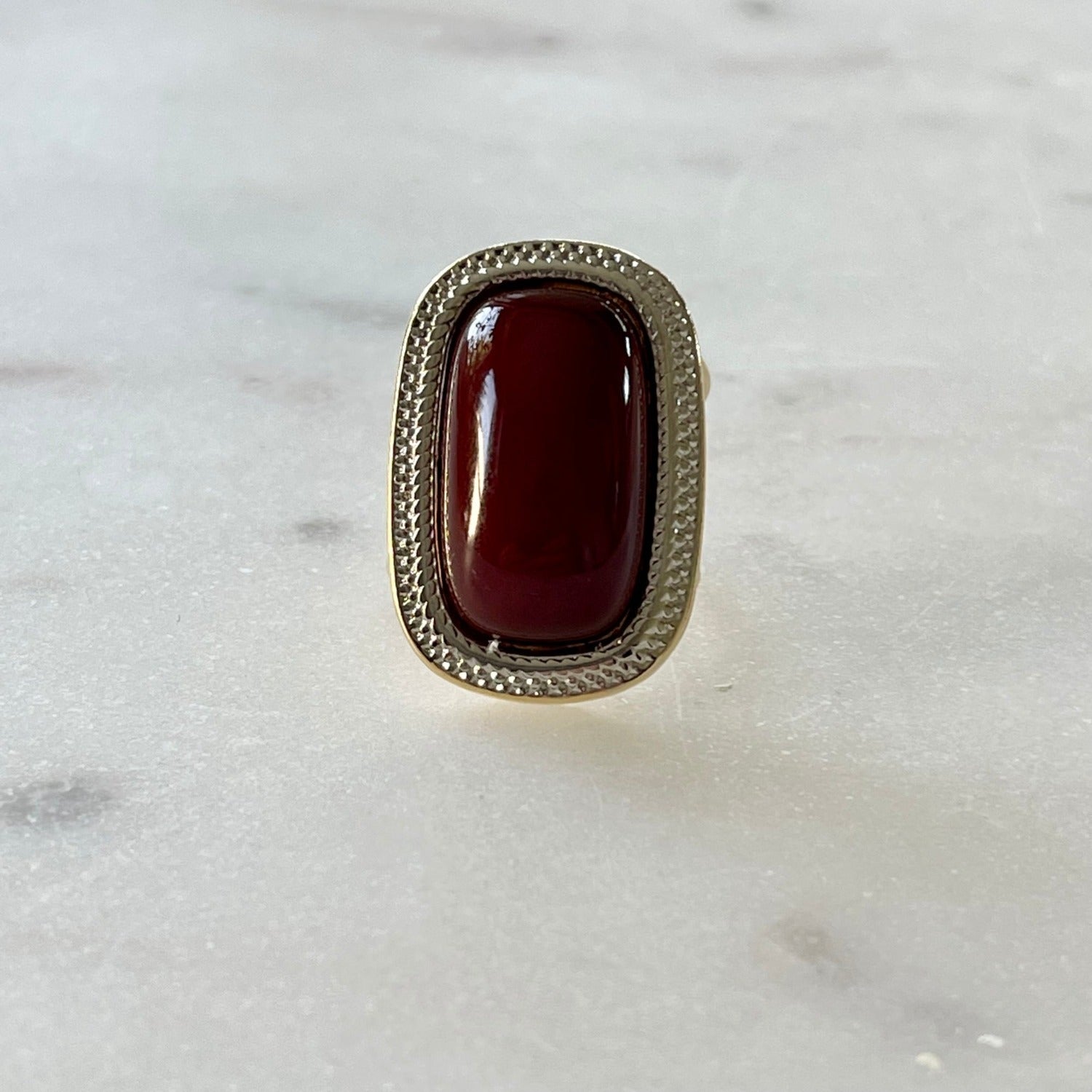 Der "MARIANA" Ring in 18 K Vergoldung mit Achat-Natursteinen strahlt pure Eleganz aus. Ein verstellbarer, offener Cocktailring in tiefem Rot, der subtilen Luxus verkörpert. Einzigartige Farbnuancen des Achats machen jeden Ring zu einem individuellen Blickfang für Frauen, die elegante Akzente schätzen