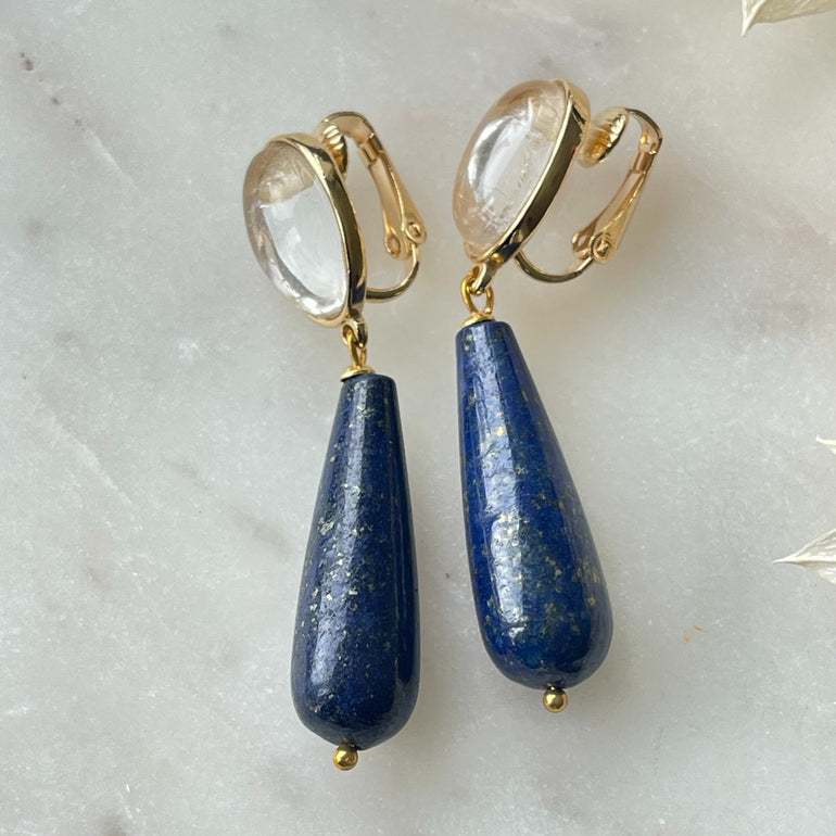 Ohrclips EMMA: Bergkristall und Sodalith in perfekter Harmonie - Mit Clip-Verschluss für bequemes Tragen - Maße: Länge 5,2 cm, Breite 1,3 cm - Leichtgewicht von ca. 16,70 g pro Paar - Hochwertiges 18 K vergoldetes Messing -