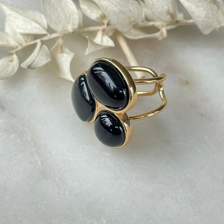Der Ring "MARIANA" mit natürlichen schwarzen Achatsteinen strahlt pure Eleganz aus. Ein offener, verstellbarer Cocktailring. Dieser Ring ist perfekt für Frauen, die elegante und auffallende Stücke schätzen