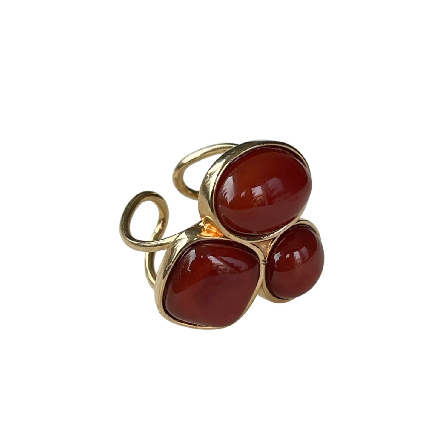 Der Ring "MARIANA" aus 18-karätiger Goldplattierung mit natürlichen rotbraunen Achatsteinen strahlt pure Eleganz aus. Ein offener, verstellbarer Cocktailring. Dieser Ring ist perfekt für Frauen, die elegante und auffallende Stücke schätzen